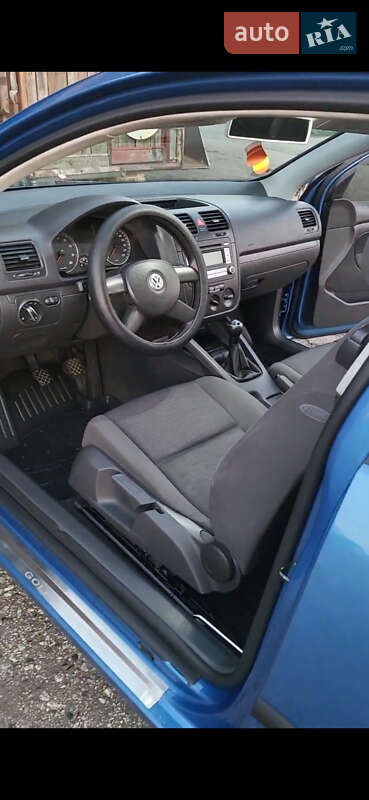 Хэтчбек Volkswagen Golf 2003 в Краснограде