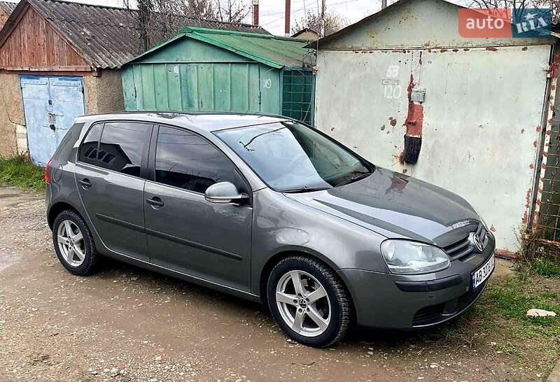 Хетчбек Volkswagen Golf 2004 в Могилів-Подільському
