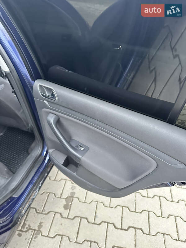 Хэтчбек Volkswagen Golf 2005 в Косове