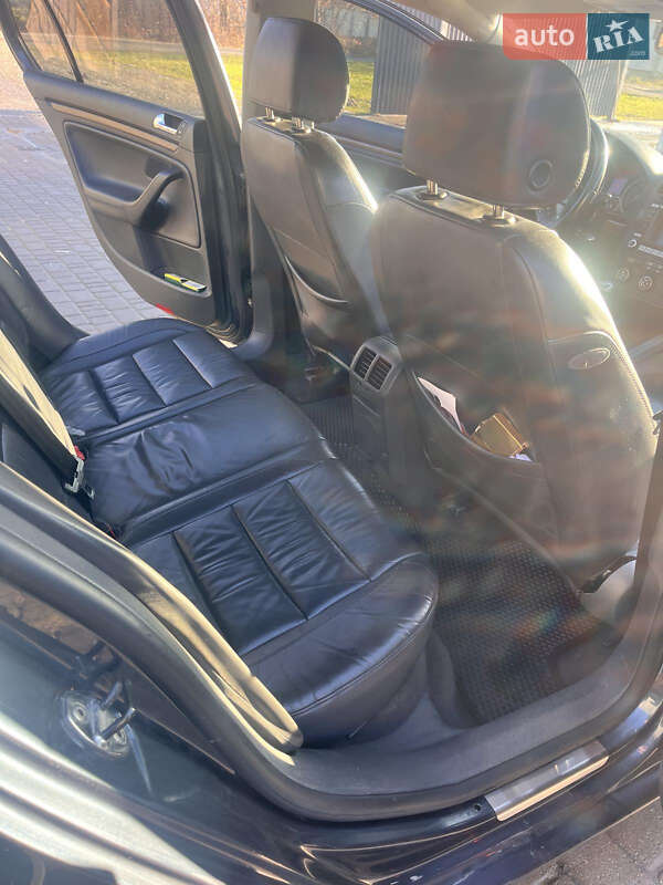 Хетчбек Volkswagen Golf 2004 в Львові