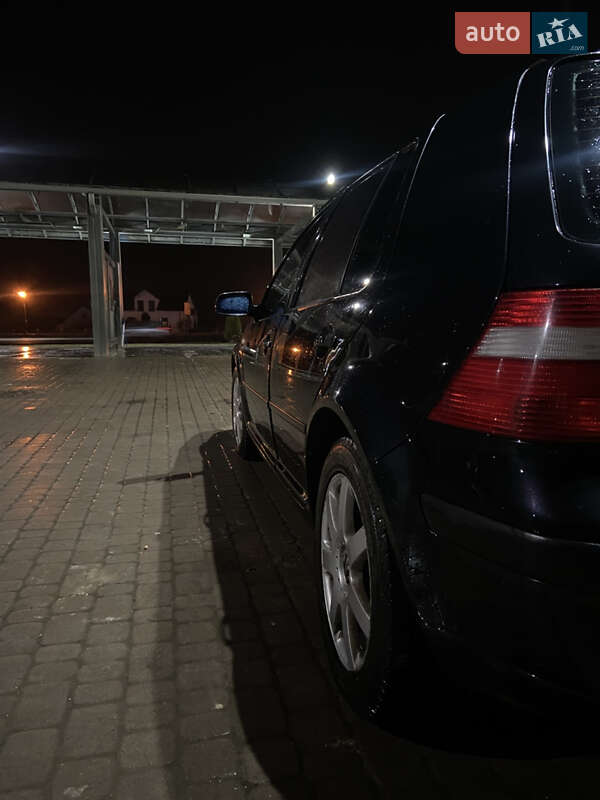Хэтчбек Volkswagen Golf 2003 в Городке