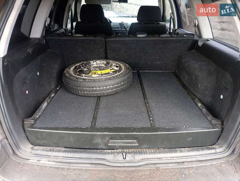 Універсал Volkswagen Golf 2005 в Березні