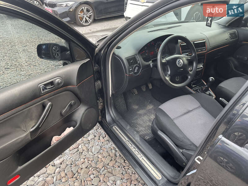 Хетчбек Volkswagen Golf 2001 в Львові