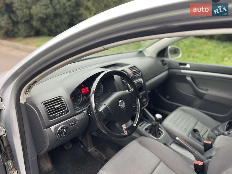 Хетчбек Volkswagen Golf 2006 в Шепетівці