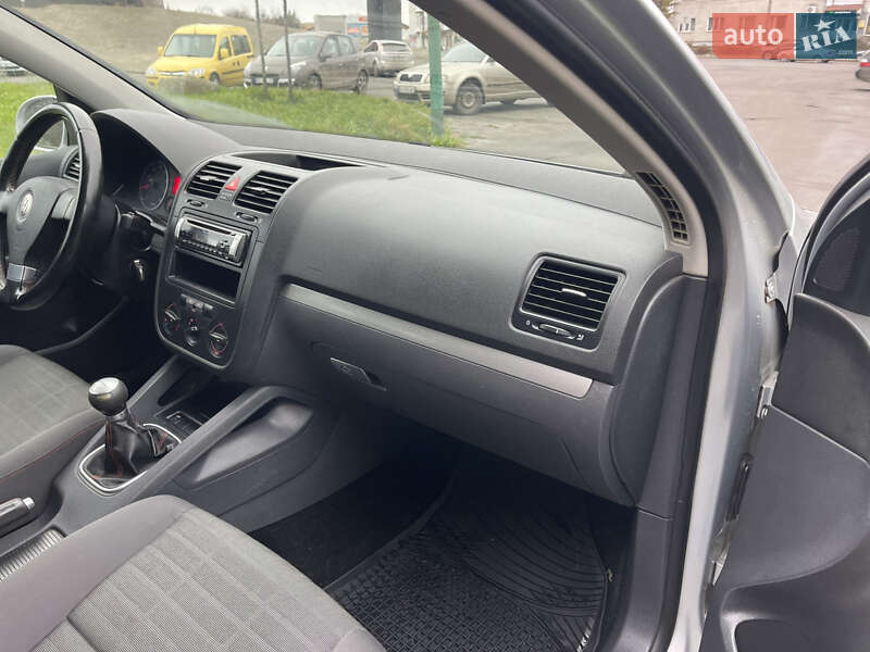 Хетчбек Volkswagen Golf 2006 в Шепетівці