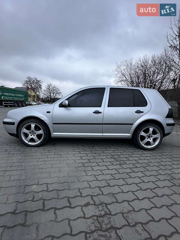 Хетчбек Volkswagen Golf 2002 в Городку