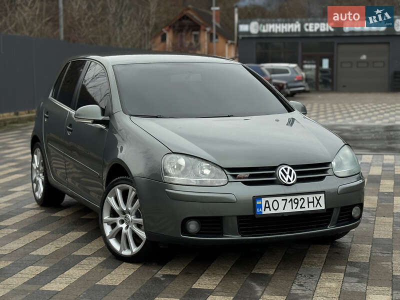 Хэтчбек Volkswagen Golf 2004 в Сваляве