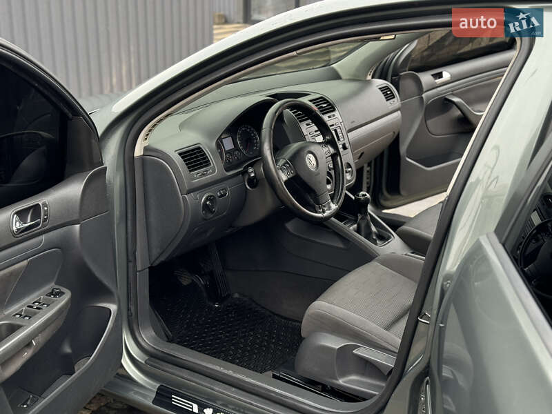 Хэтчбек Volkswagen Golf 2004 в Сваляве