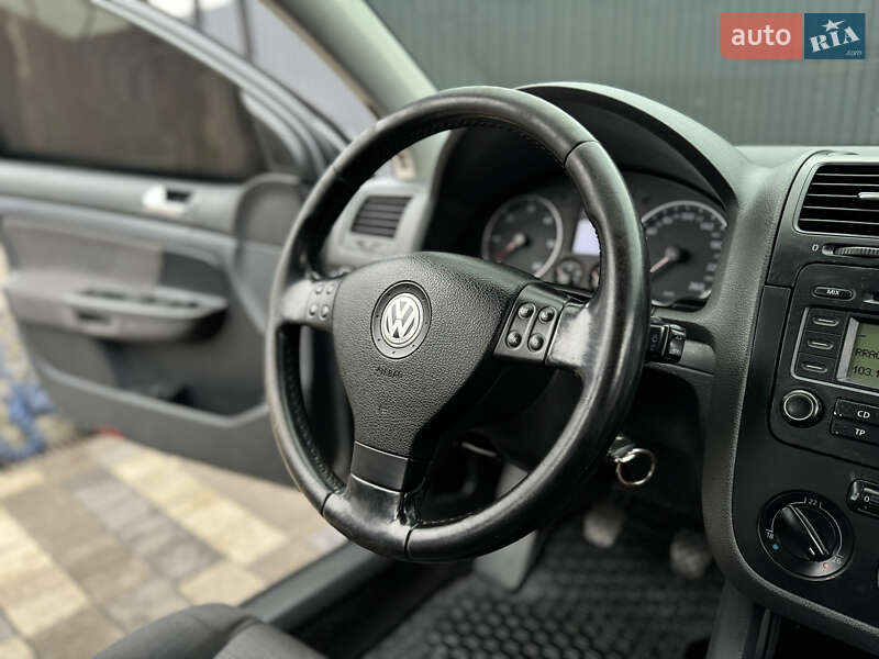Хэтчбек Volkswagen Golf 2004 в Сваляве