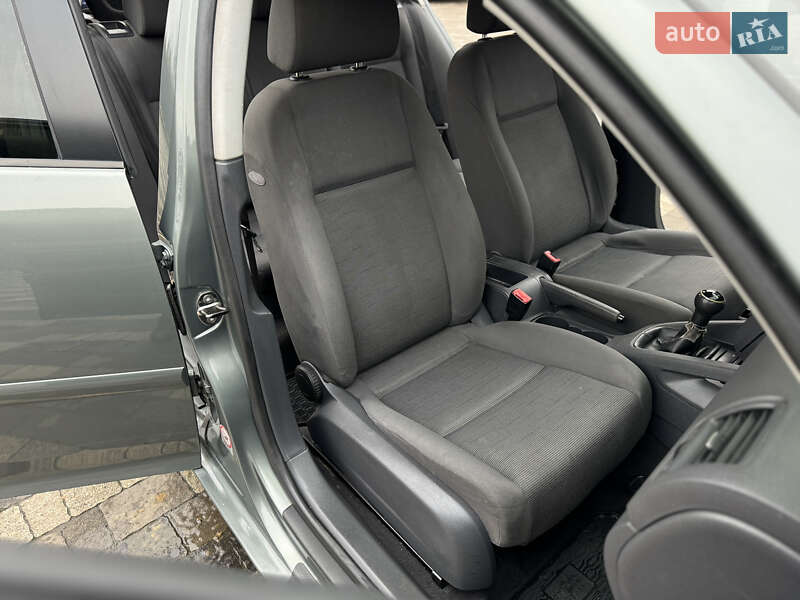 Хэтчбек Volkswagen Golf 2004 в Сваляве