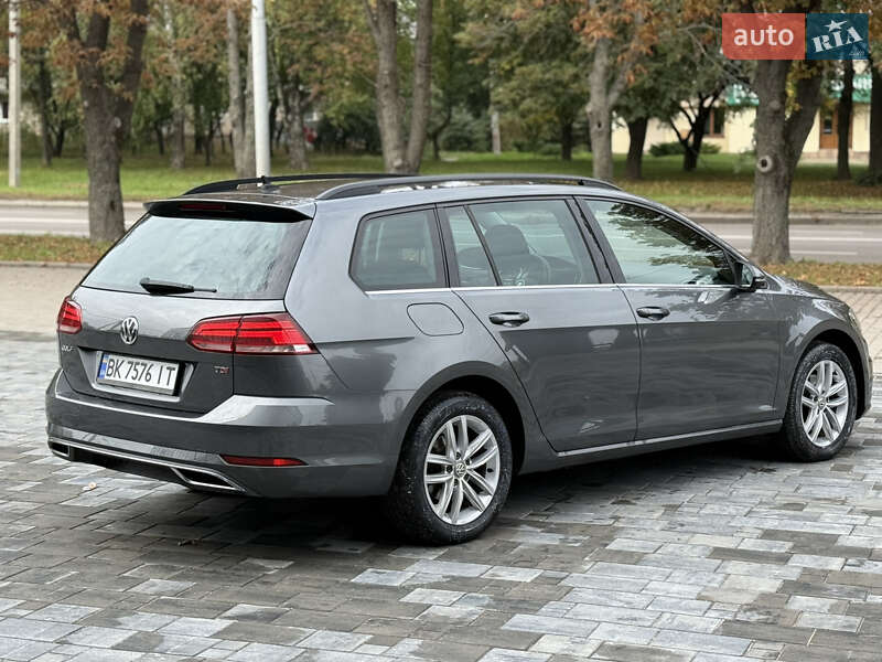 Універсал Volkswagen Golf 2017 в Рівному
