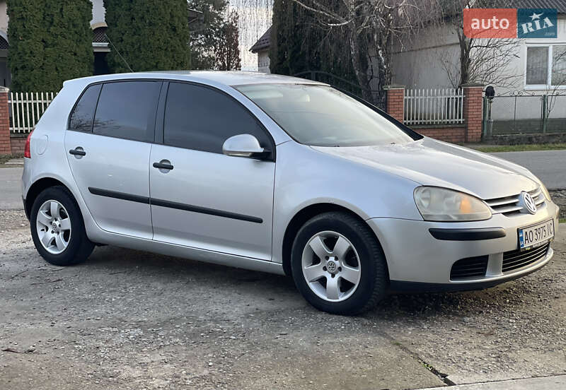 Хэтчбек Volkswagen Golf 2005 в Виноградове