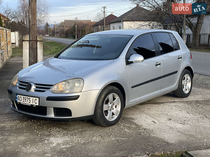 Хэтчбек Volkswagen Golf 2005 в Виноградове