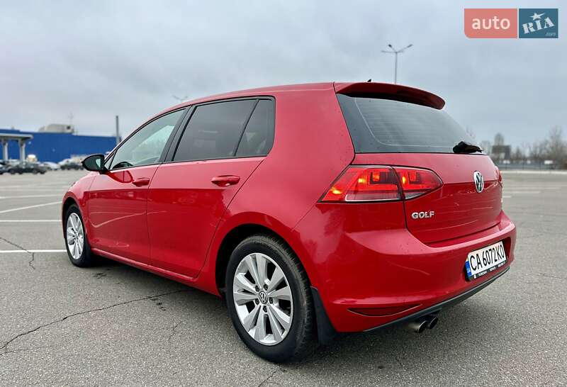 Хэтчбек Volkswagen Golf 2015 в Киеве