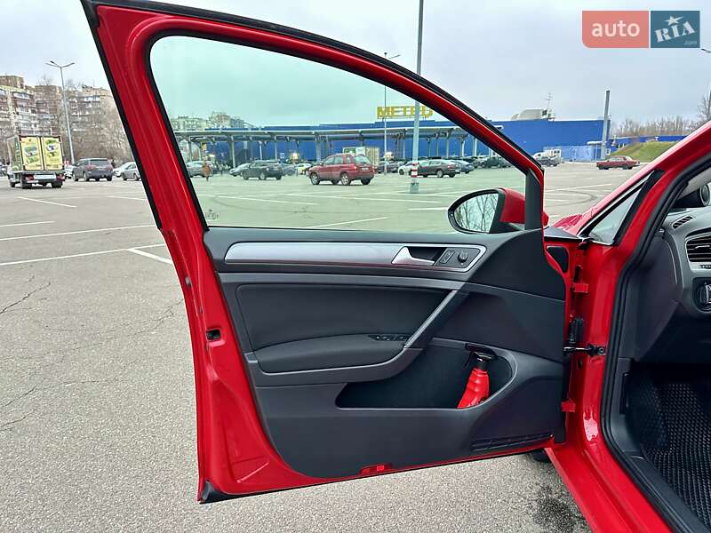 Хэтчбек Volkswagen Golf 2015 в Киеве