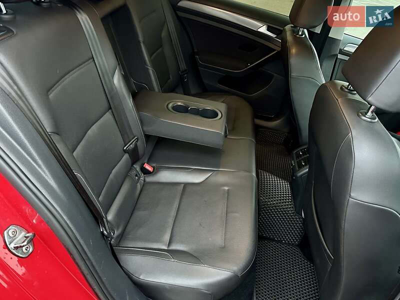 Хэтчбек Volkswagen Golf 2015 в Киеве