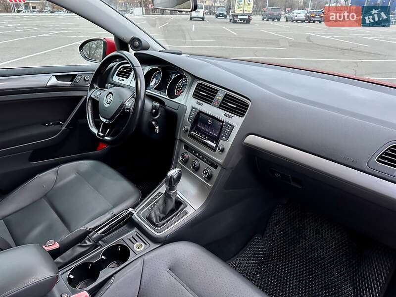 Хэтчбек Volkswagen Golf 2015 в Киеве