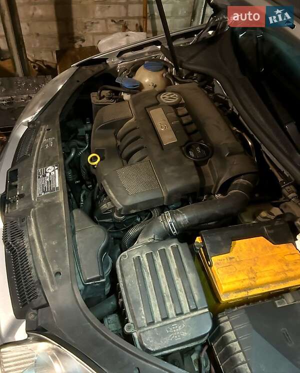 Хетчбек Volkswagen Golf 2004 в Харкові