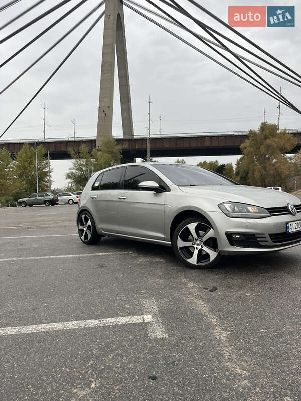 Хетчбек Volkswagen Golf 2014 в Києві