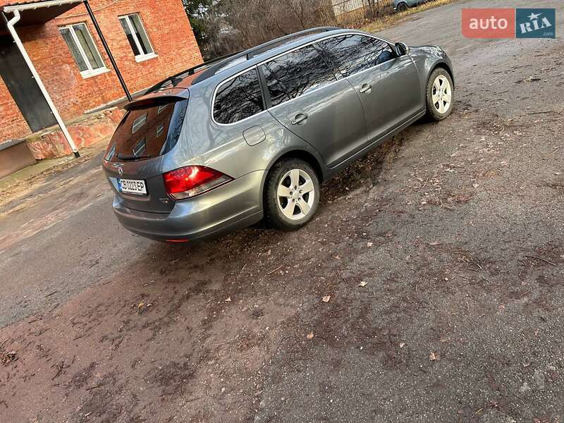 Універсал Volkswagen Golf 2011 в Чернігові