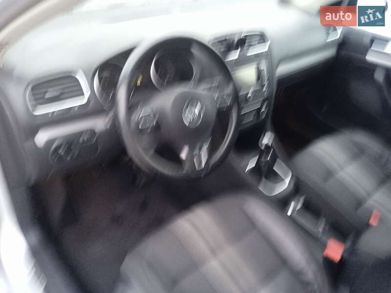 Універсал Volkswagen Golf 2012 в Нововолинську