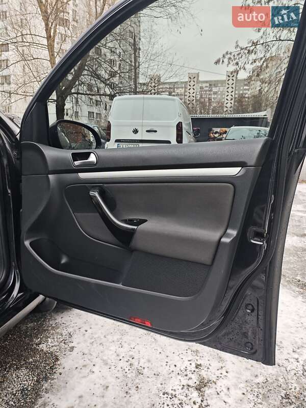 Хетчбек Volkswagen Golf 2006 в Києві