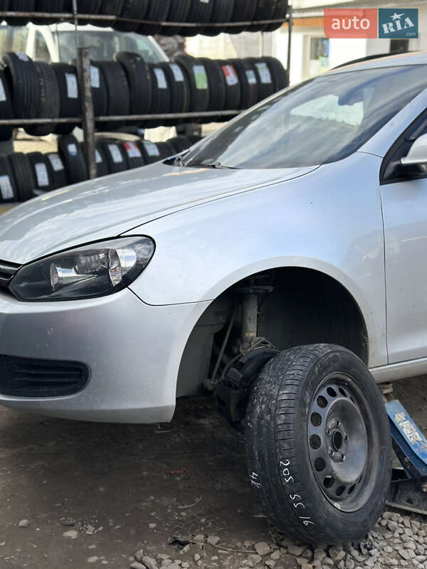 Універсал Volkswagen Golf 2010 в Чернівцях