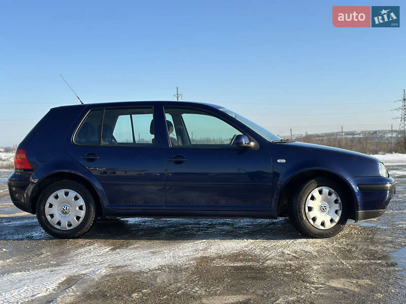 Хетчбек Volkswagen Golf 2002 в Чернівцях