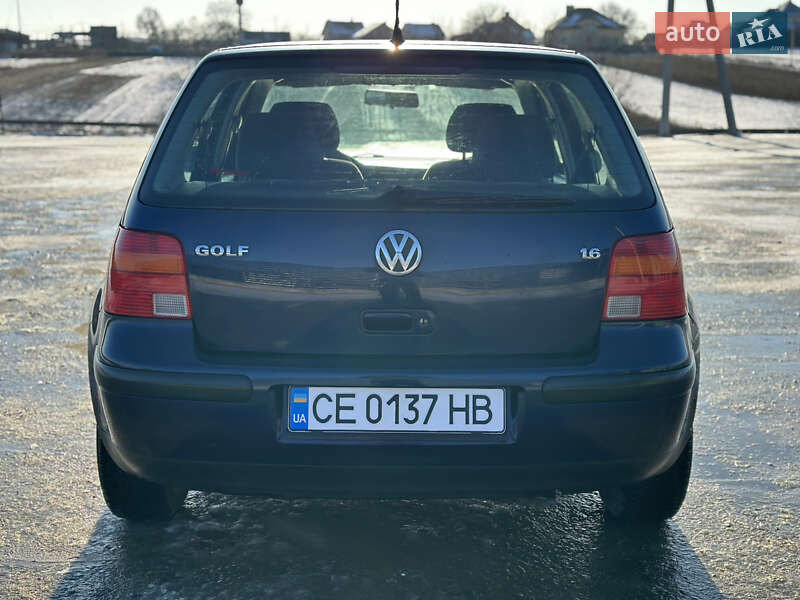 Хетчбек Volkswagen Golf 2002 в Чернівцях