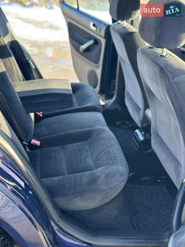 Хетчбек Volkswagen Golf 2002 в Чернівцях