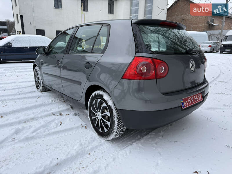 Хетчбек Volkswagen Golf 2004 в Тернополі