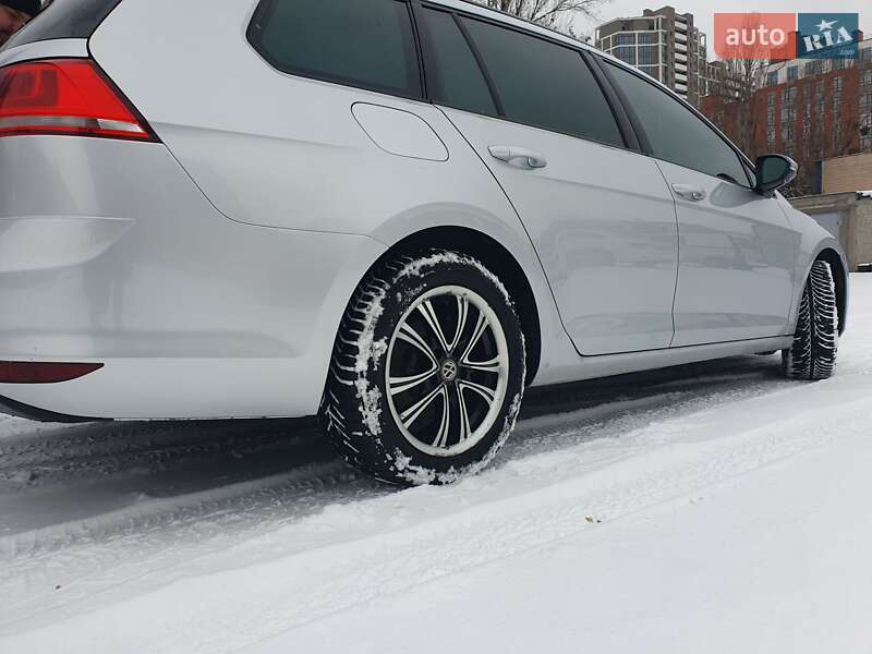 Универсал Volkswagen Golf 2015 в Киеве