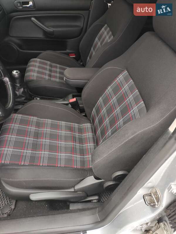 Хетчбек Volkswagen Golf 2003 в Хмельницькому