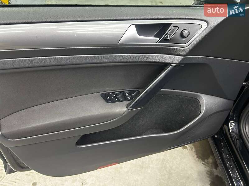 Универсал Volkswagen Golf 2016 в Черновцах