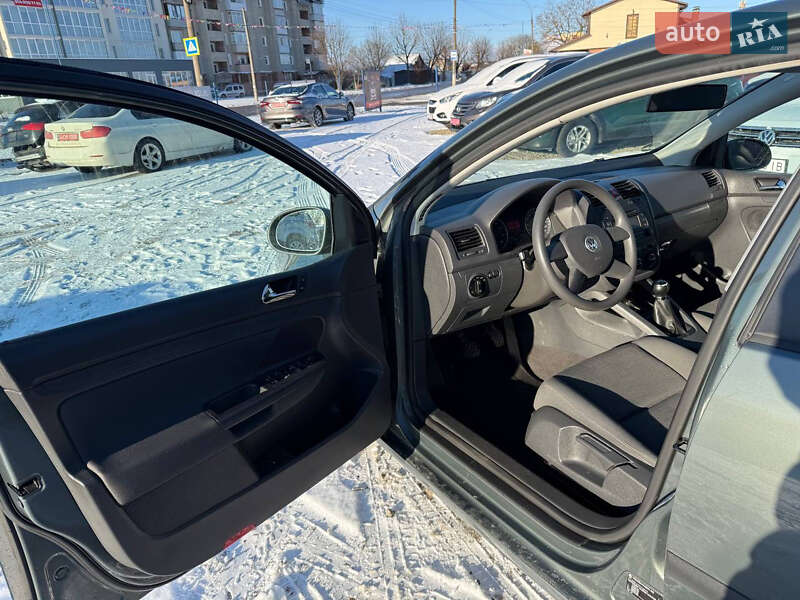 Хетчбек Volkswagen Golf 2005 в Коломиї