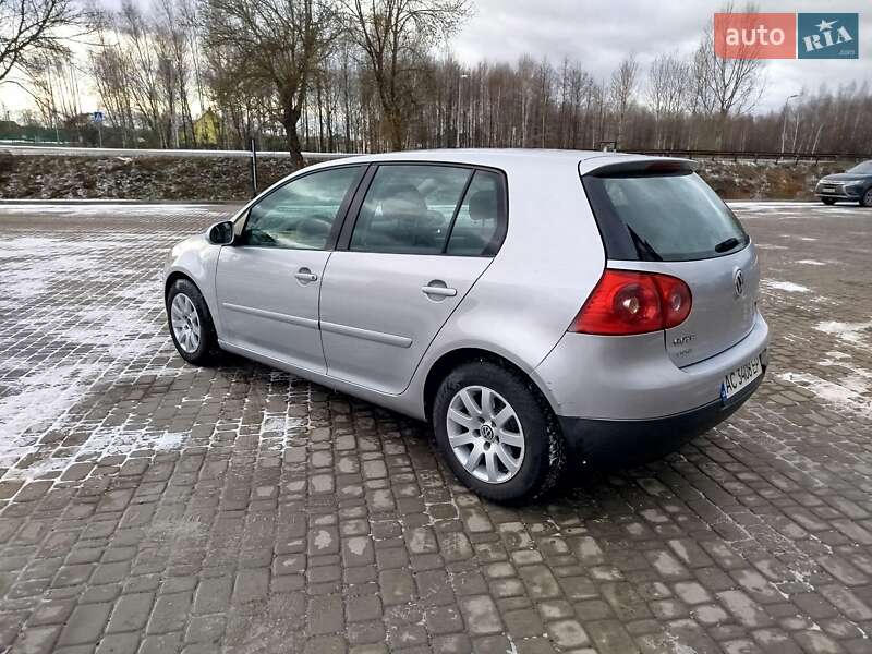 Хетчбек Volkswagen Golf 2005 в Ковелі