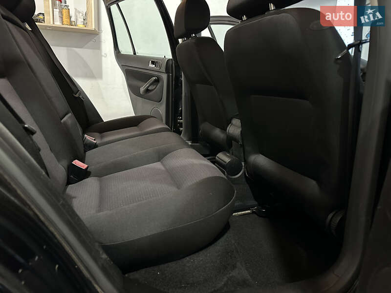 Хэтчбек Volkswagen Golf 2003 в Бучаче