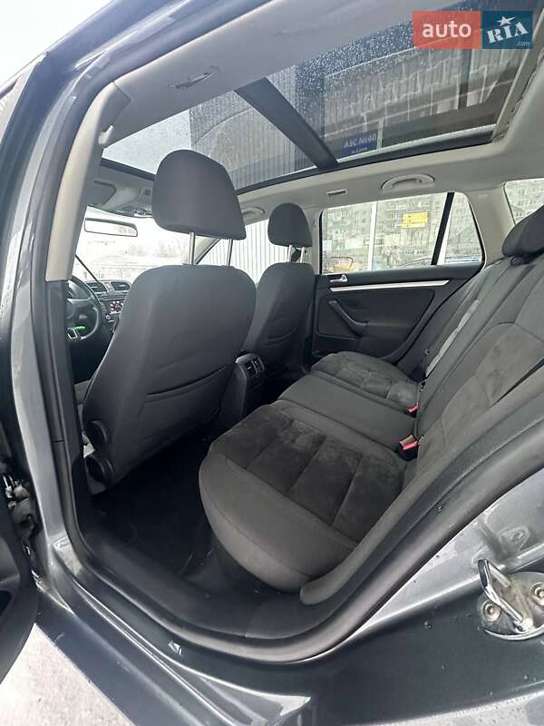 Універсал Volkswagen Golf 2010 в Сумах