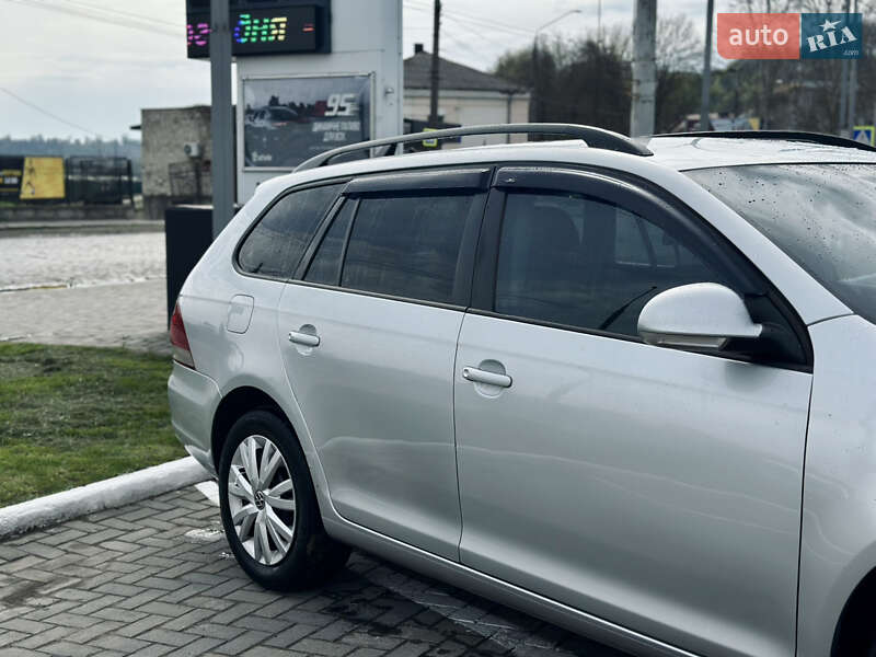 Універсал Volkswagen Golf 2010 в Чернівцях