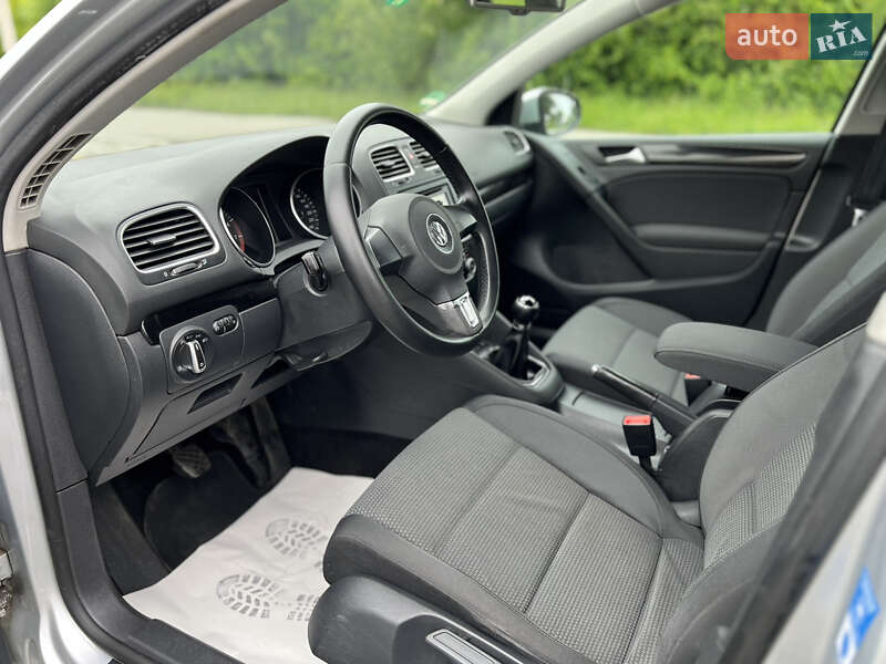 Хэтчбек Volkswagen Golf 2009 в Староконстантинове