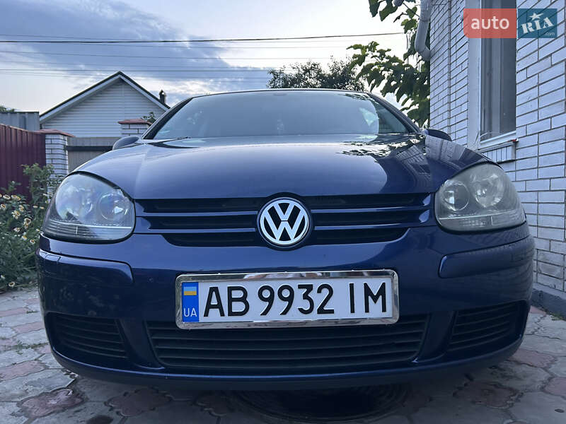 Хетчбек Volkswagen Golf 2004 в Гайсину