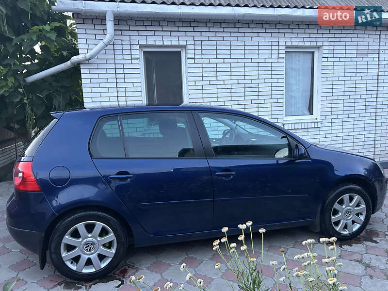 Хетчбек Volkswagen Golf 2004 в Гайсину