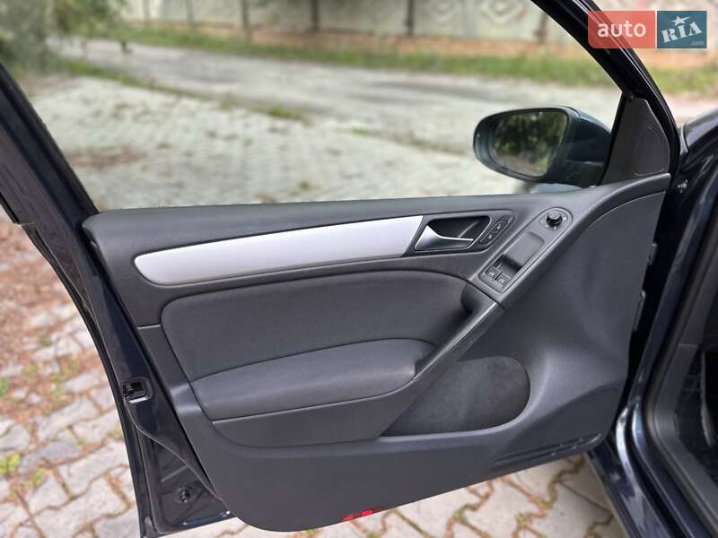 Хетчбек Volkswagen Golf 2011 в Стрию