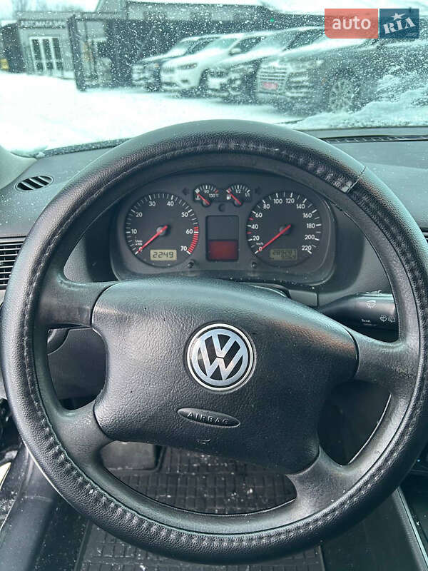 Хетчбек Volkswagen Golf 2000 в Стрию