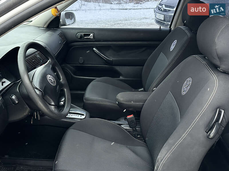 Хэтчбек Volkswagen Golf 1999 в Остроге