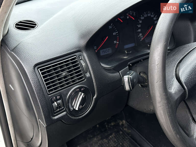 Хэтчбек Volkswagen Golf 1999 в Остроге