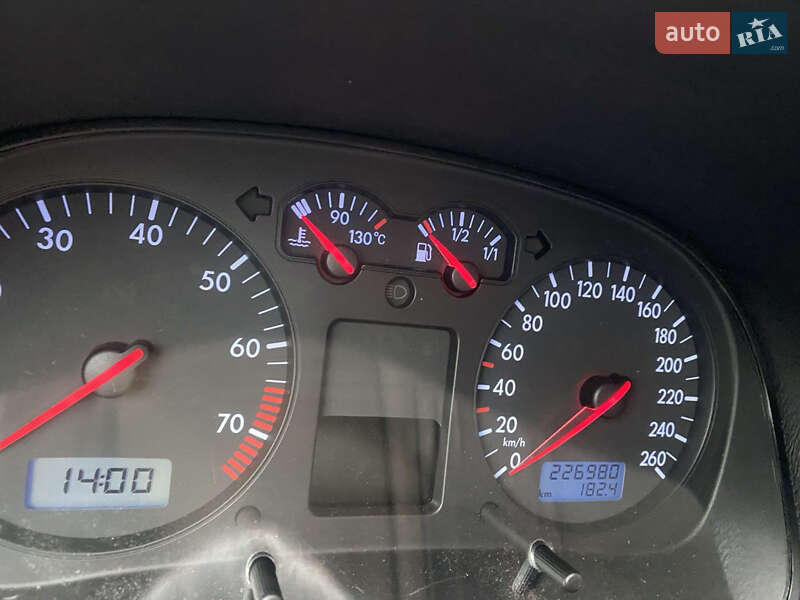 Хэтчбек Volkswagen Golf 2001 в Борщеве