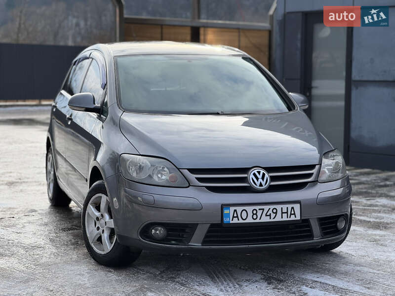 Хэтчбек Volkswagen Golf 2005 в Сваляве