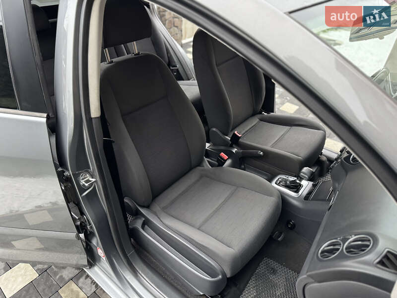 Хэтчбек Volkswagen Golf 2005 в Сваляве