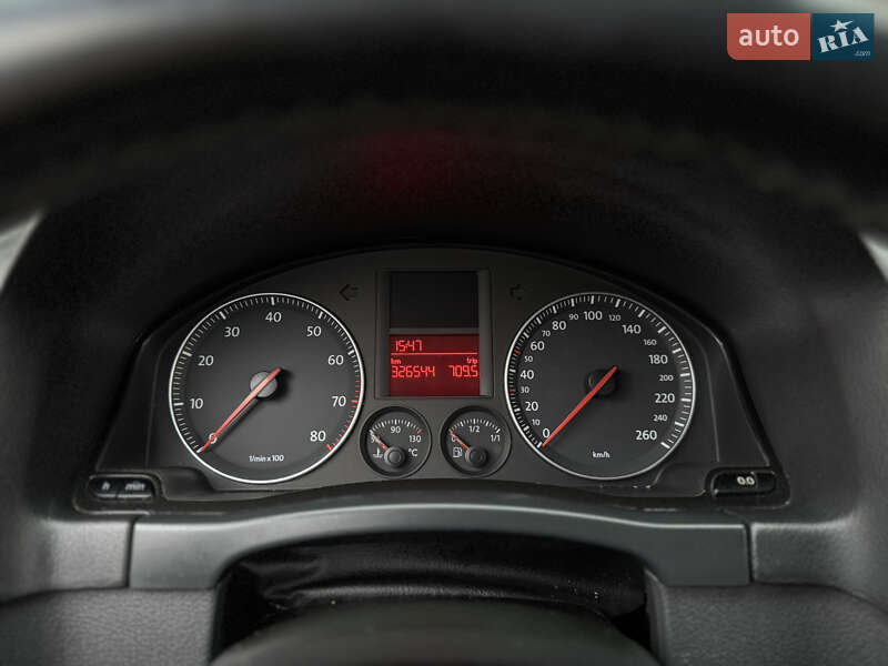 Хэтчбек Volkswagen Golf 2005 в Сваляве